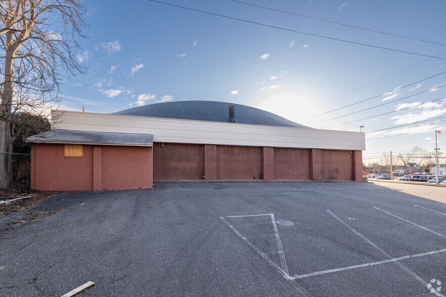 More Photos Of 200 Landing Ave, Smithtown Freestanding For Lease