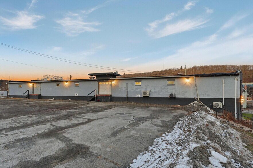 Primary Photo Of 2 Chapel St, Honesdale Flex For Lease