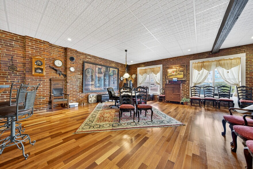 More Photos Of 109 7th Ave E, Springfield Flex For Sale