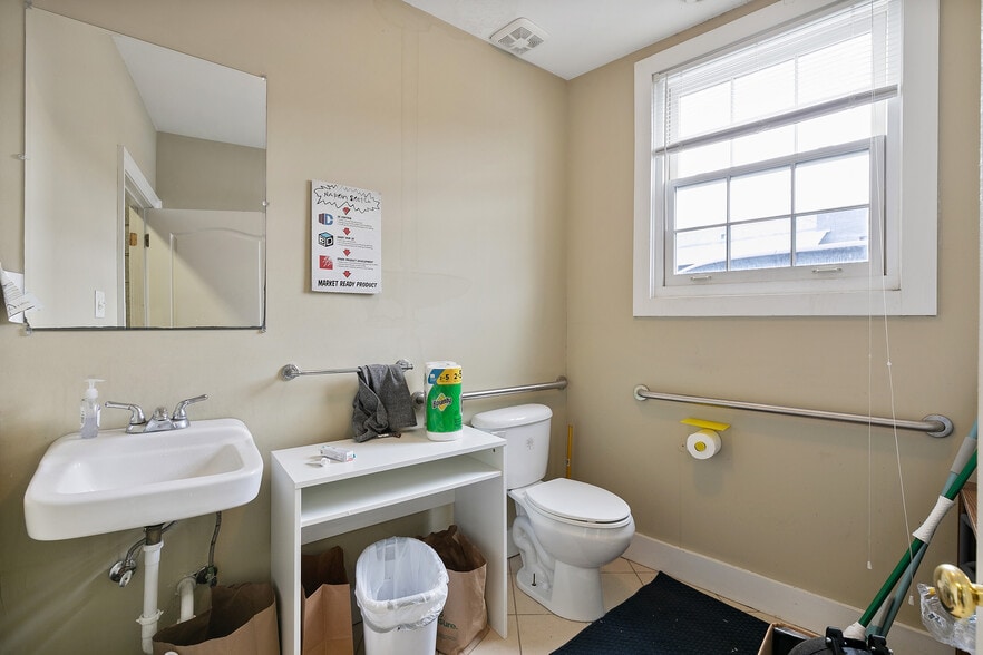 More Photos Of 1726 Altamont Ave, Richmond Warehouse For Lease