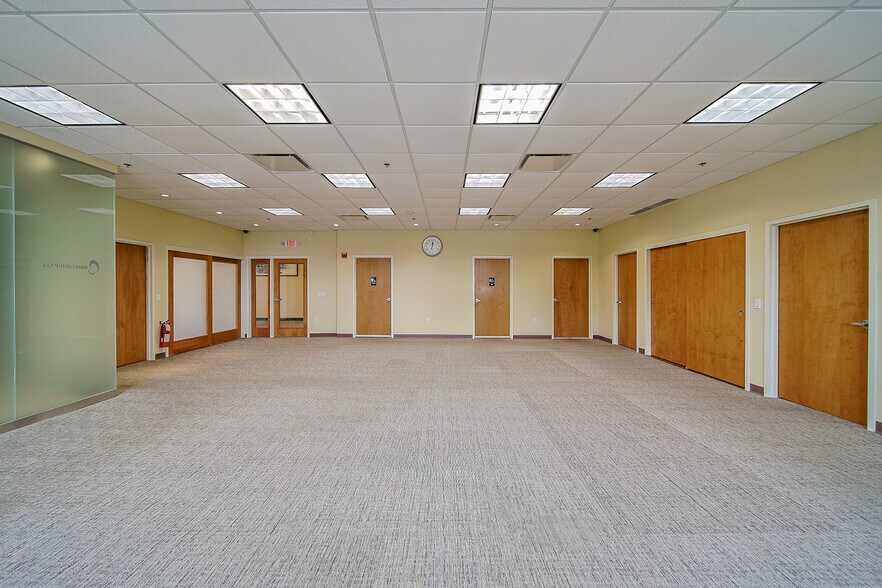 More Photos Of 280 Broad Ave, Palisades Park Office For Lease