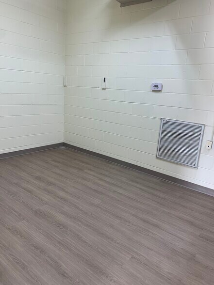 More Photos Of 123 E Plymouth Rd, Columbus Industrial For Lease