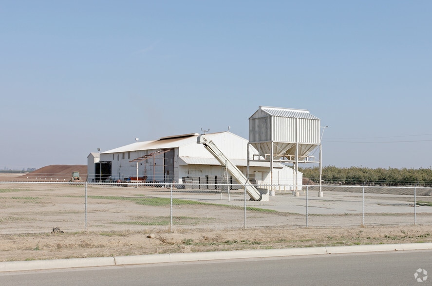 Primary Photo Of 10386 Iona Ave, Hanford Service For Sale