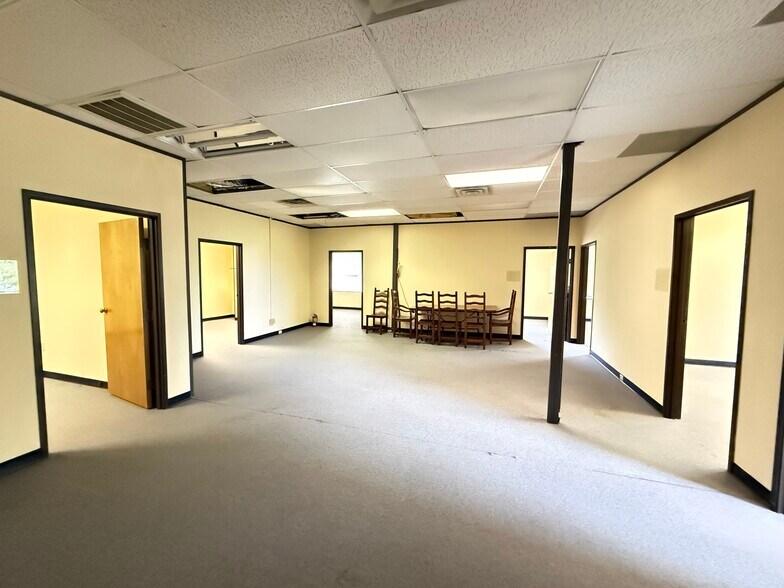 More Photos Of 1606 Headway Cir, Austin Light Manufacturing For Lease