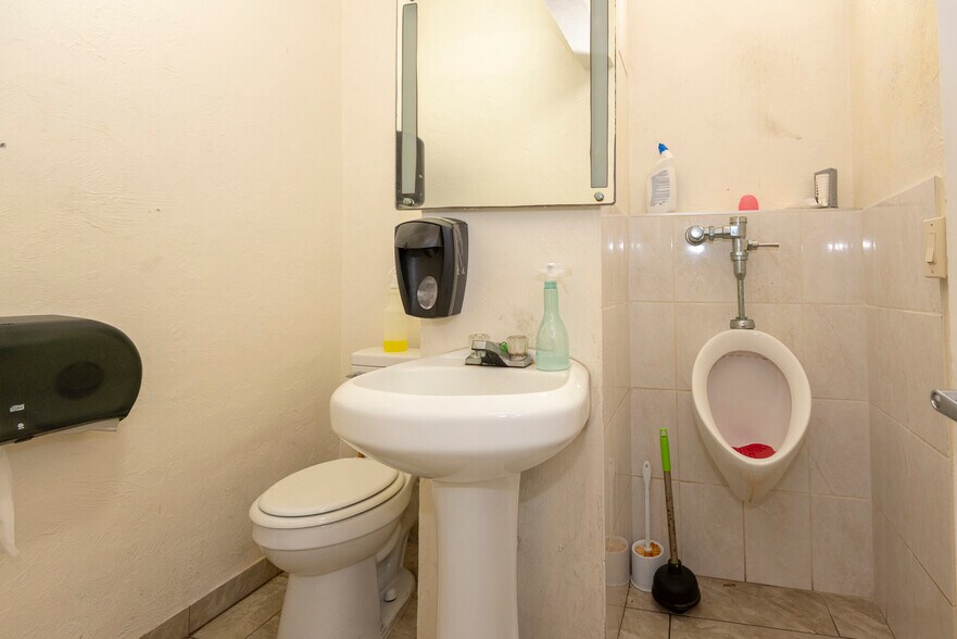 More Photos Of 133 Main St, Daytona Beach Freestanding For Sale