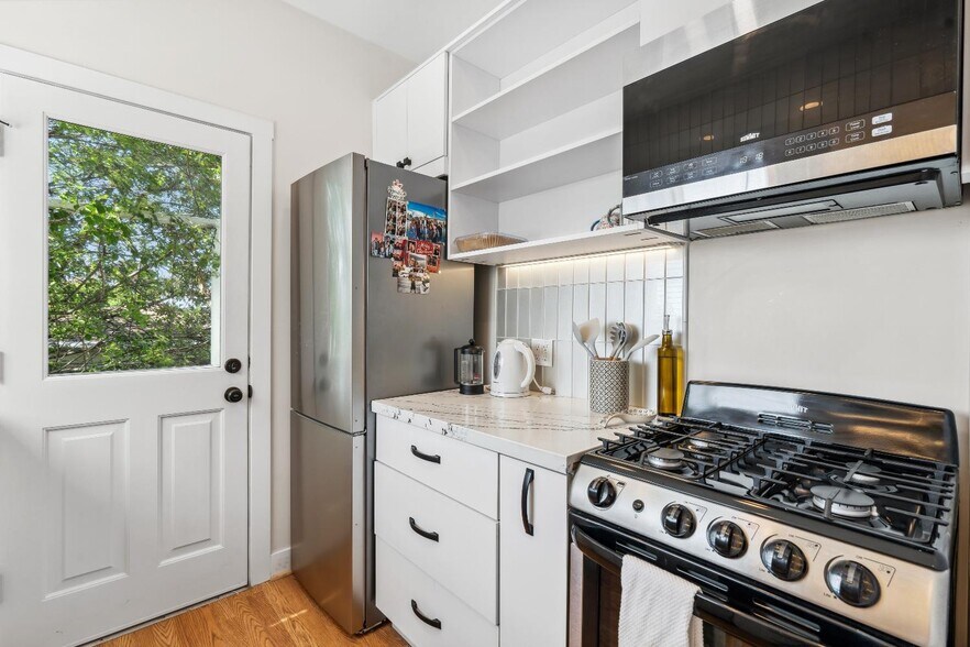 More Photos Of 1019 E 33rd St, Oakland Apartments For Sale