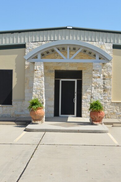 More Photos Of 1105 N Main St, Highlands Warehouse For Lease