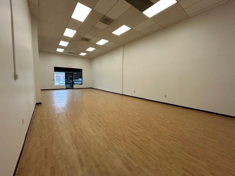 More Photos Of 713-741 Cady Dr, Fort Washington Storefront Retail Office For Lease