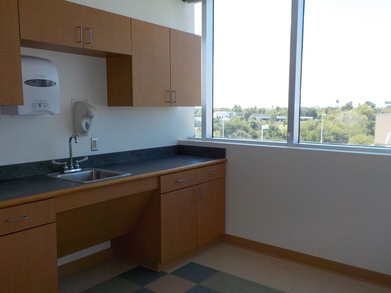 More Photos Of 5700 N Exp 77/83, Brownsville Medical For Lease