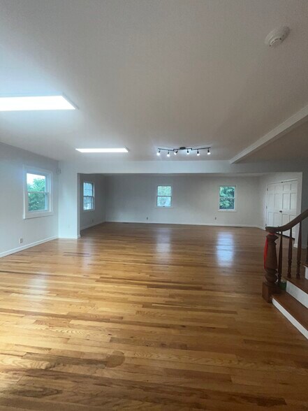 More Photos Of 14 Main St, Bedford Hills Storefront Retail Office For Lease