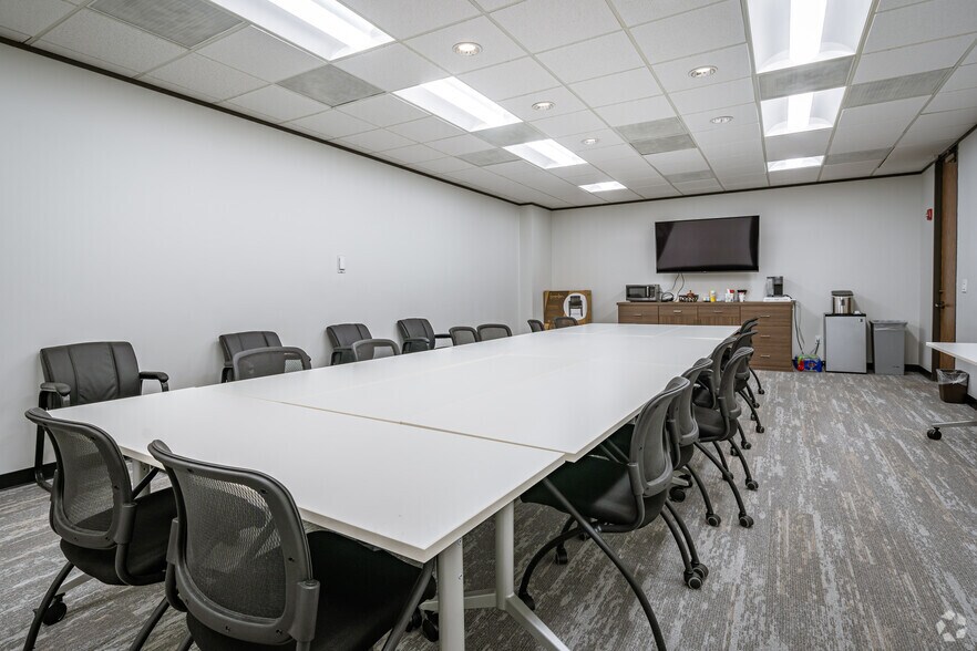 More Photos Of 1717 St. James Place, Houston Office For Lease