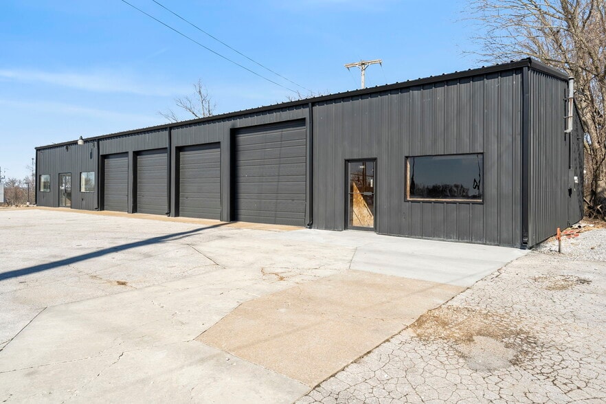 More Photos Of 203 South St, Ozark Auto Dealership For Sale