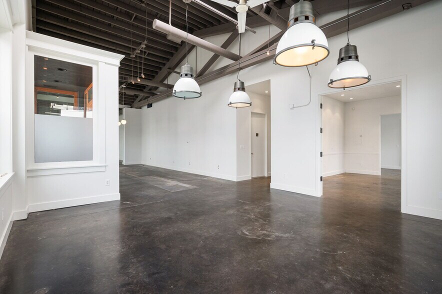 More Photos Of 1632 NW Thurman St, Portland Showroom For Lease