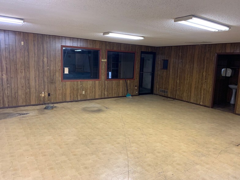 More Photos Of 223 W Danieldale Rd, Dallas Light Distribution For Sale