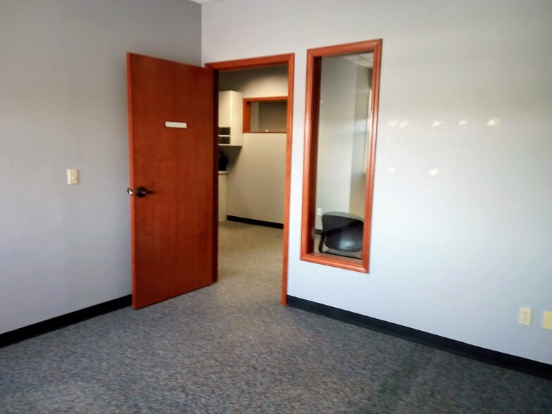 More Photos Of 3906 S 74th St, Tacoma Office For Sale