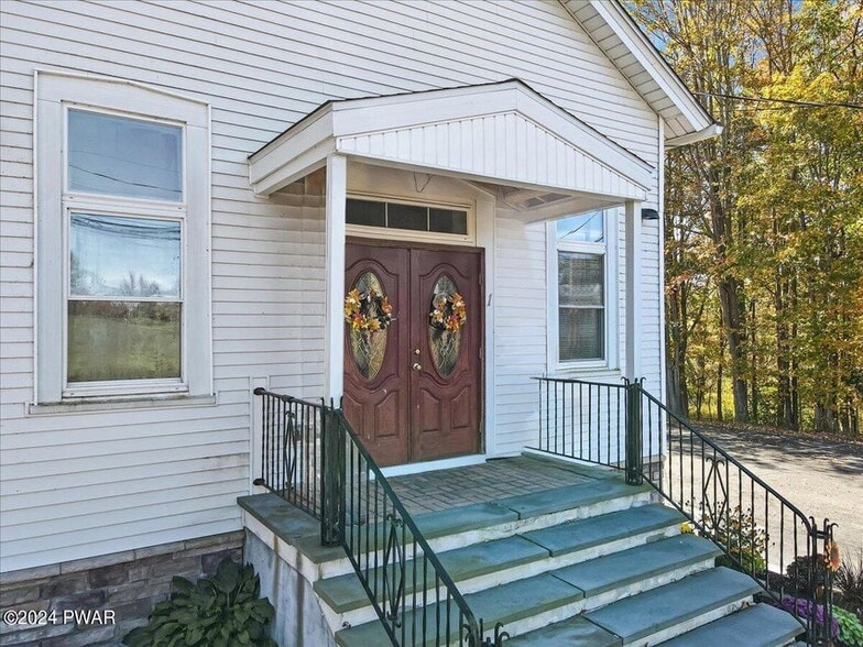 More Photos Of 186 Ledgedale Rd, Lake Ariel Apartments For Sale