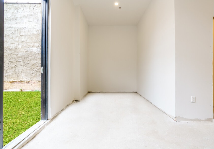 More Photos Of 3038 Steinway St, Long Island City Apartments For Lease