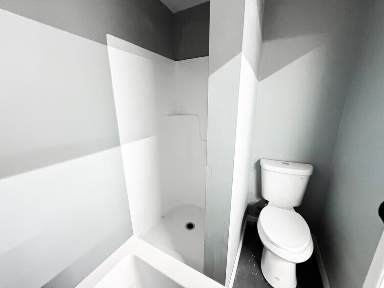 More Photos Of 200 Cooper St, Beverly Distribution For Sale