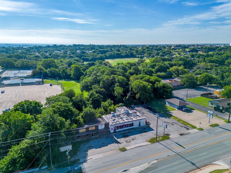 More Photos Of 1205 S Main St, Weatherford Freestanding For Sale