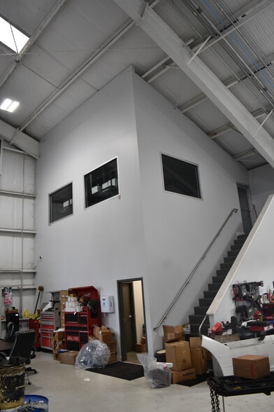 More Photos Of 6015 N US Highway 301, Tampa Warehouse For Lease