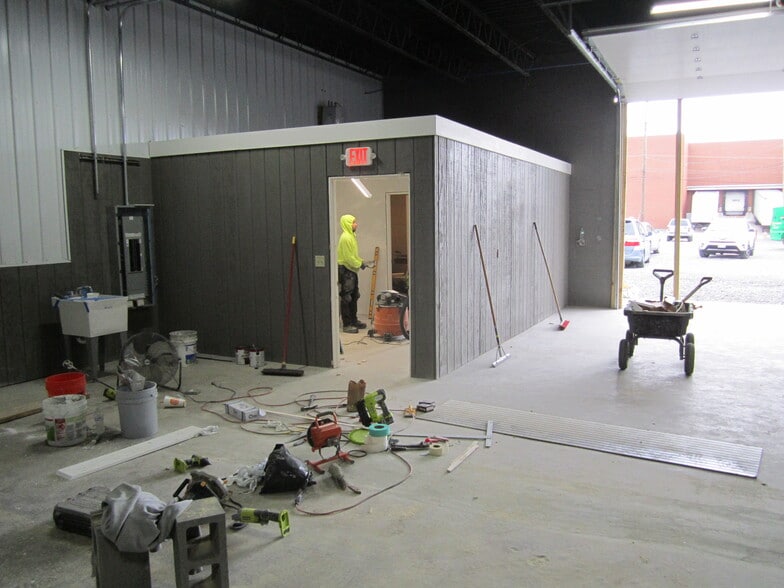 More Photos Of 3650 Connecticut Ave, Youngstown Warehouse For Lease