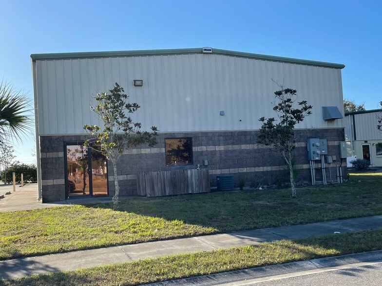 More Photos Of 2337-2341 72nd Dr E, Sarasota Warehouse For Lease