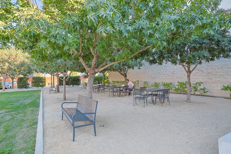 More Photos Of 8420-8440 Balboa Blvd, Northridge Storefront For Lease