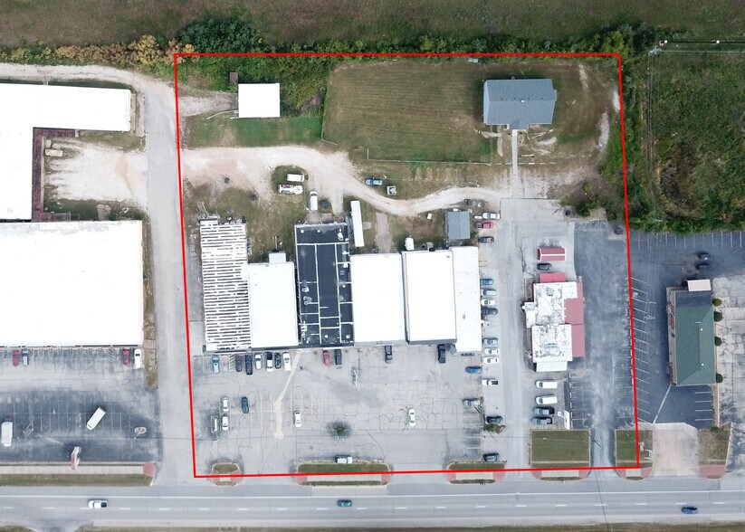 More Photos Of 208 Old Route 66, Saint Robert Freestanding For Sale