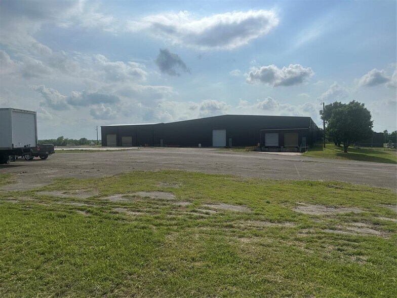 More Photos Of 1800 North Collins Fwy, Howe Manufacturing For Sale