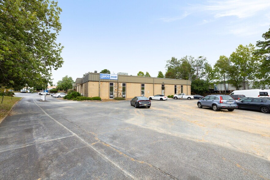More Photos Of 215 Marvin Miller Dr SW, Atlanta Light Distribution For Sale