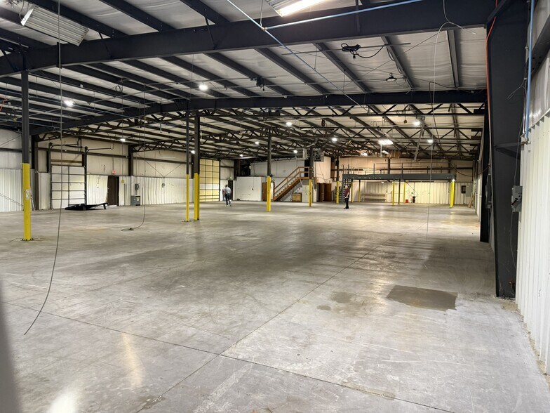 More Photos Of 3505 Cooper Dr, Elkhart Warehouse For Sale