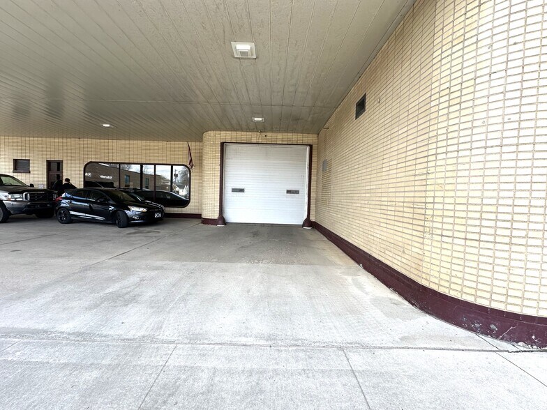 More Photos Of 620 E Howard St, Hibbing Parking Garage For Sale