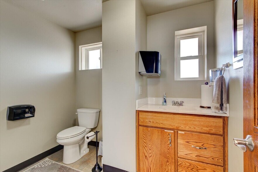 More Photos Of 2919 1st Ave SE, Cedar Rapids Office For Sale