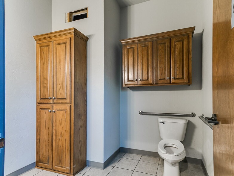 More Photos Of 901-909 Wall St, Norman Office For Sale