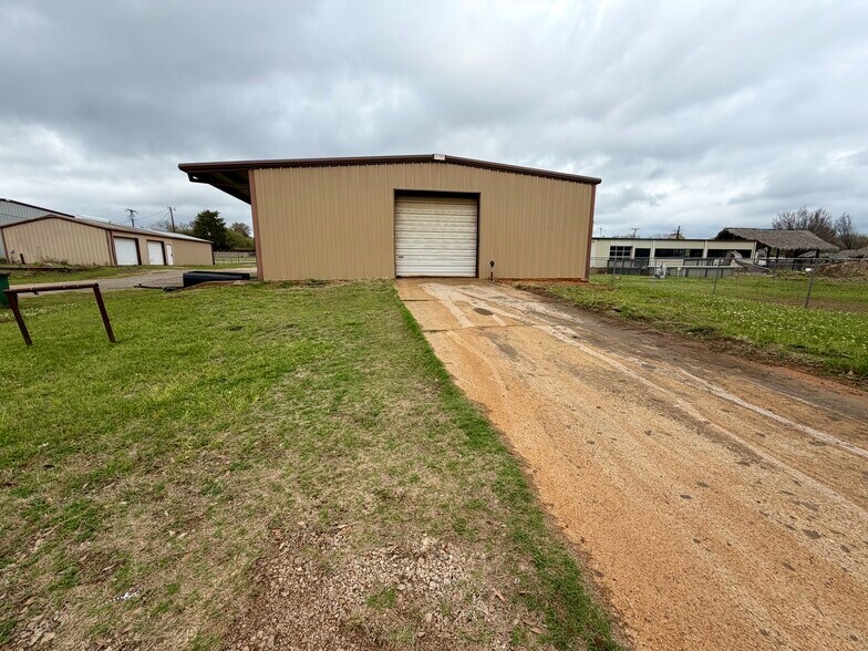 More Photos Of 2000 E Murchison St, Palestine Light Manufacturing For Sale