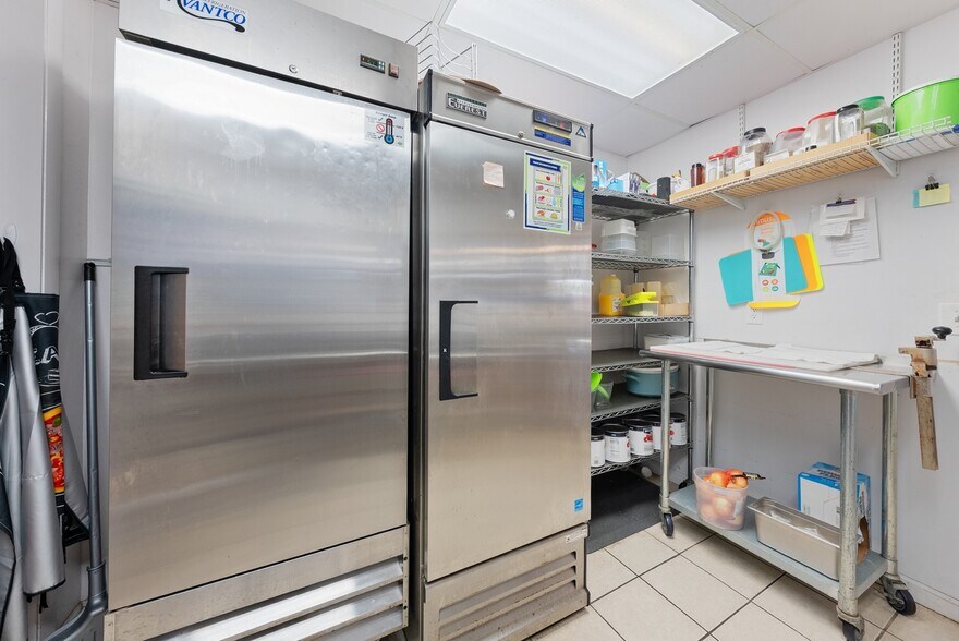 More Photos Of 7697 E Harbor Rd, Lakeside Marblehead Convenience Store For Sale
