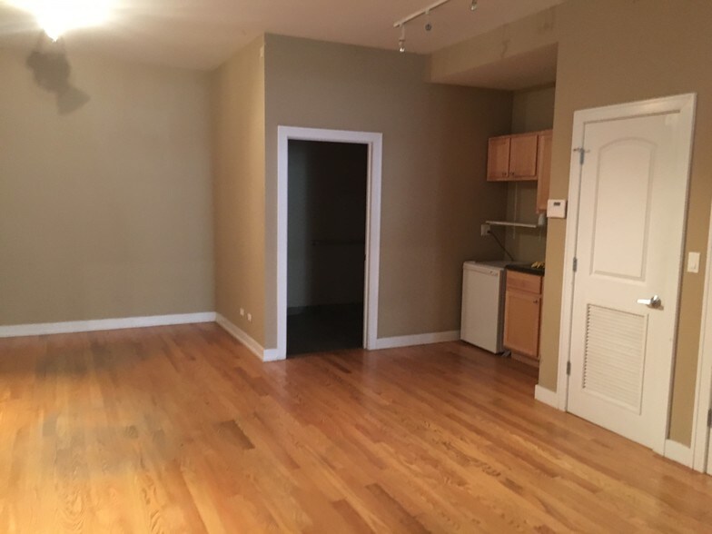 More Photos Of 2205 W Roscoe St, Chicago Storefront Retail Residential For Lease