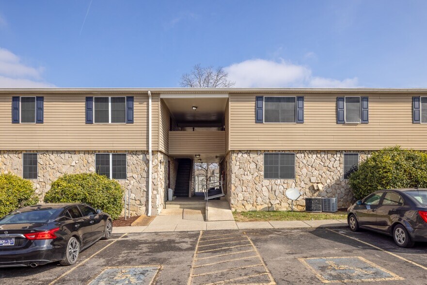Primary Photo Of 110 Archwood Pl, Madison Apartments For Sale