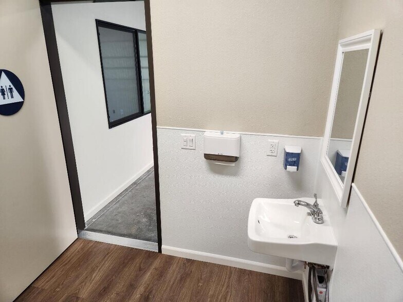 More Photos Of 4565 Skyway Dr, Olivehurst Warehouse For Lease