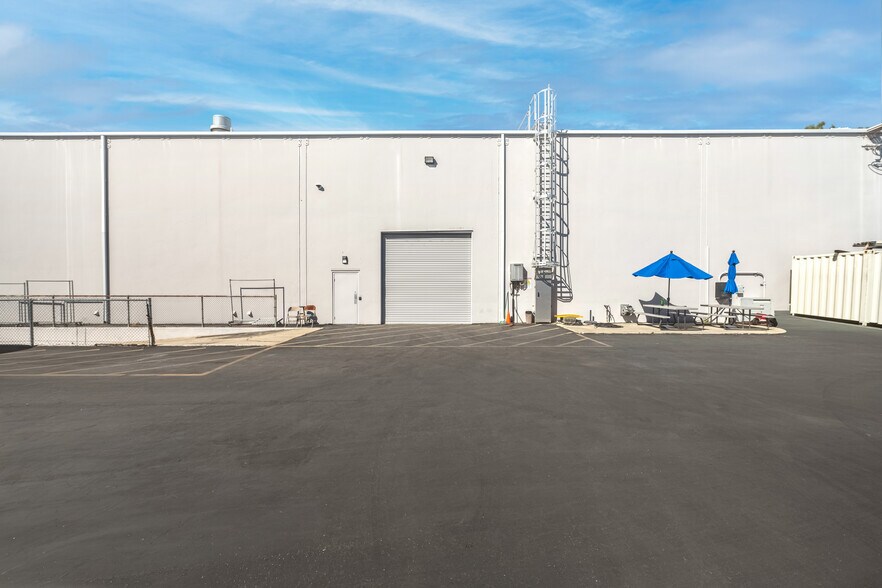 More Photos Of 7101 Fair Ave, North Hollywood Warehouse For Lease