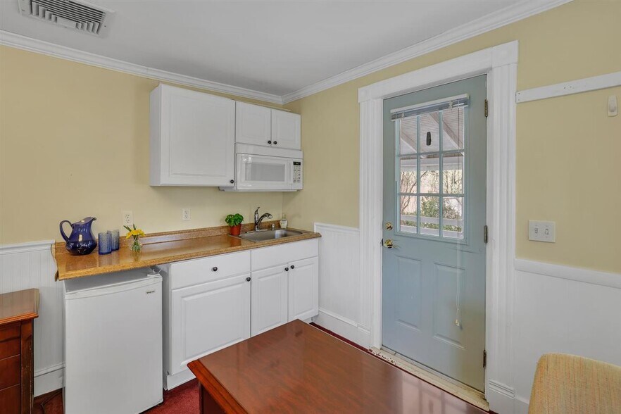 More Photos Of 36 School St, Glastonbury Office For Sale