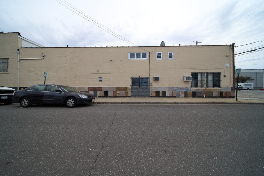 More Photos Of 2100 Jericho Tpke, Garden City Park Warehouse For Lease