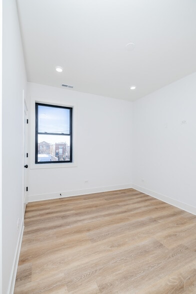 More Photos Of 2941 W Wilcox St, Chicago Apartments For Sale