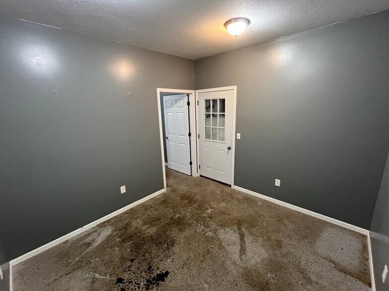 More Photos Of 206 S Catalpa St, Garnett Warehouse For Sale