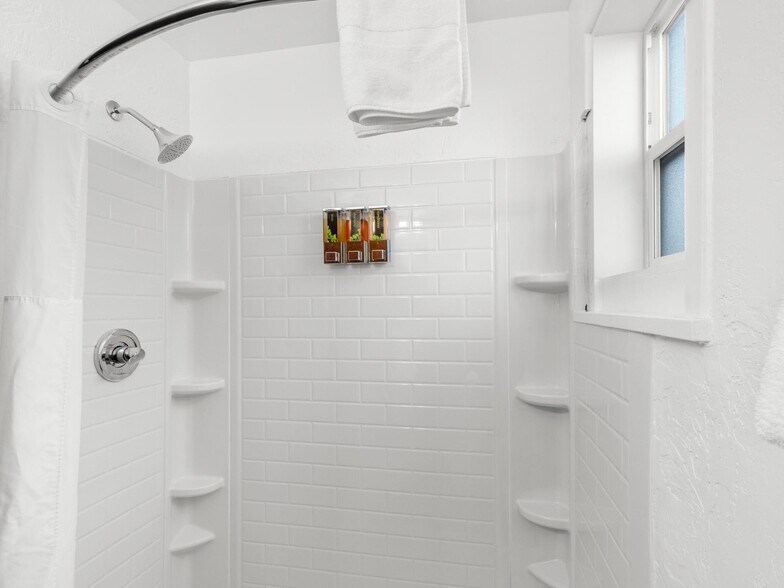 More Photos Of 475 W Main St, Escalante Hotel For Sale