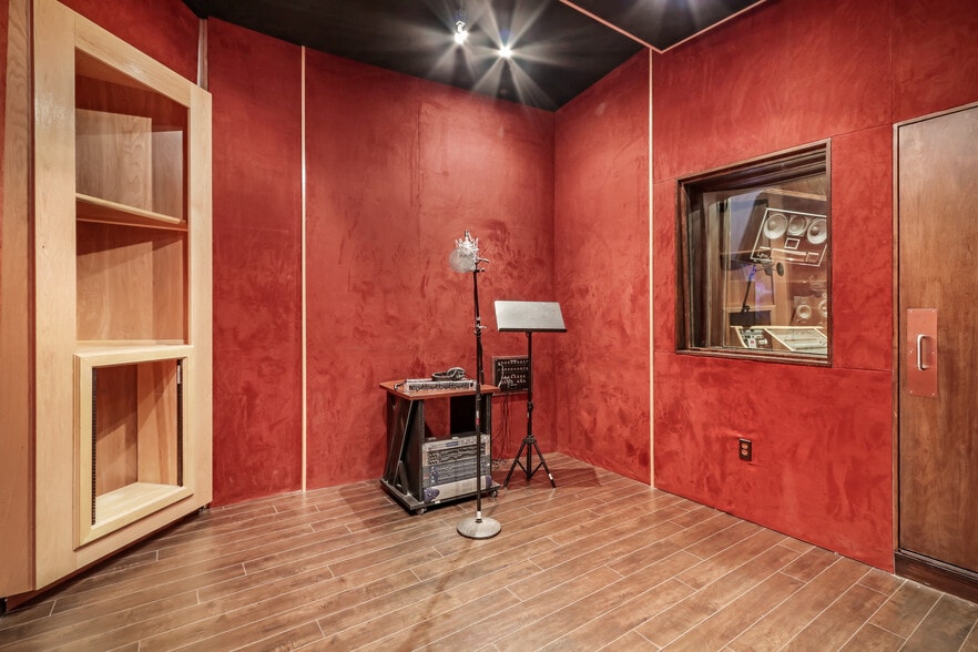 More Photos Of 5739 Tujunga Ave, North Hollywood Movie Radio TVStudio For Sale