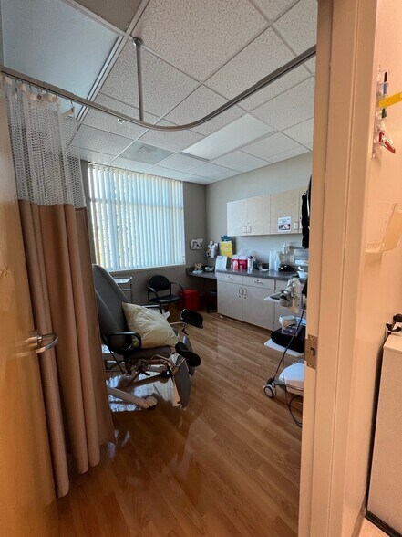 More Photos Of 24076 SE Stark St, Gresham Medical For Lease