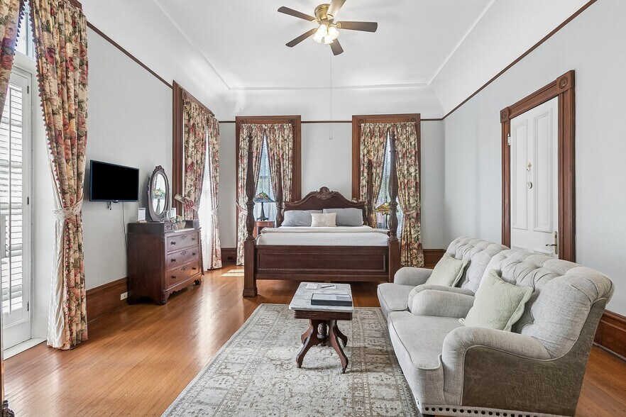 More Photos Of 2727 Saint Charles Ave, New Orleans General Retail For Sale