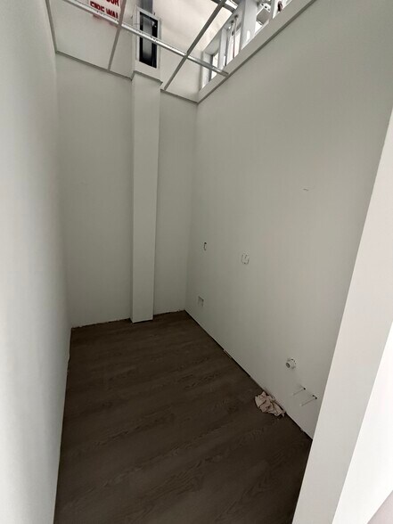 More Photos Of 2420 S 8th St, Rogers Flex For Lease