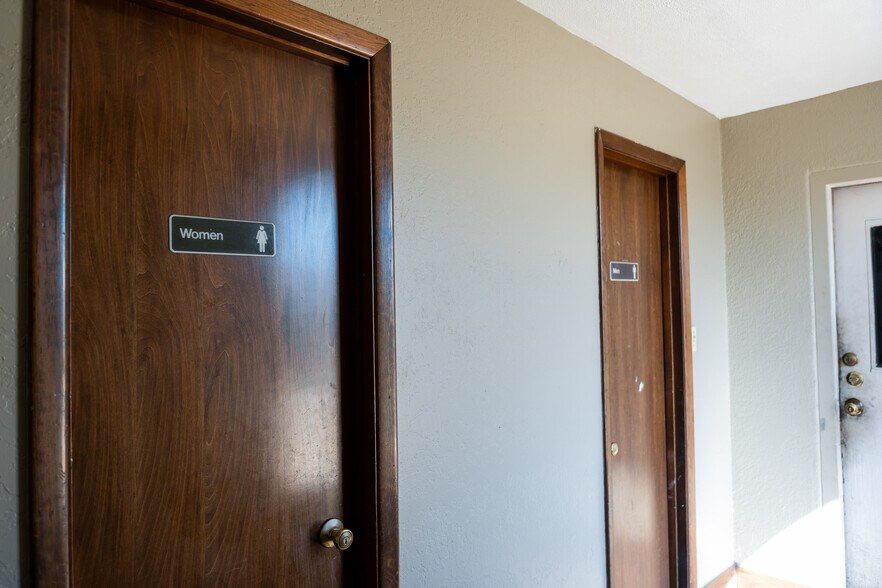 More Photos Of 1630 N Interstate 35 E, Lancaster Flex For Sale